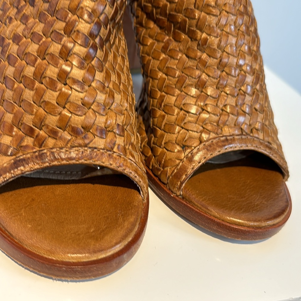 FRYE Sofia Women's Heels Sandals Size Brown Woven Leather Buckle 4" Heel size 8 - Picture 4 of 14